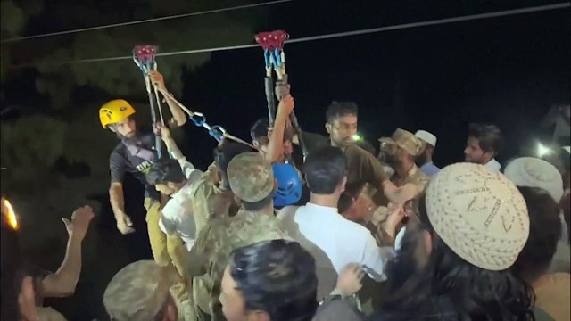 إنقاذ 8 ركّاب بينهم ستة تلاميذ كانوا عالقين داخل مقطورة تلفريك في باكستان