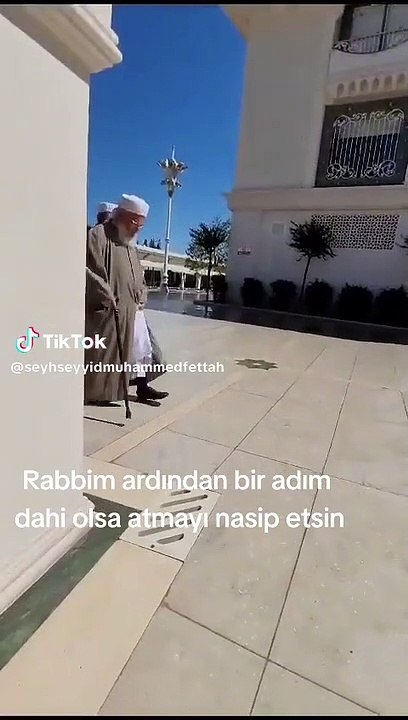 Menzil şeyhinin bastığı yerlere basmak için yarıştılar