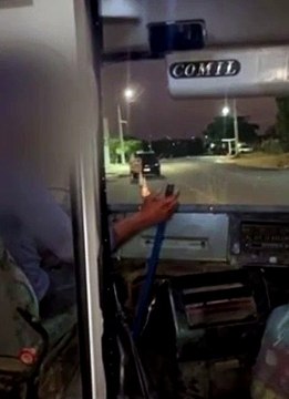 Motorista usa cabo de vassoura para acelerar ônibus escolar em situação precária