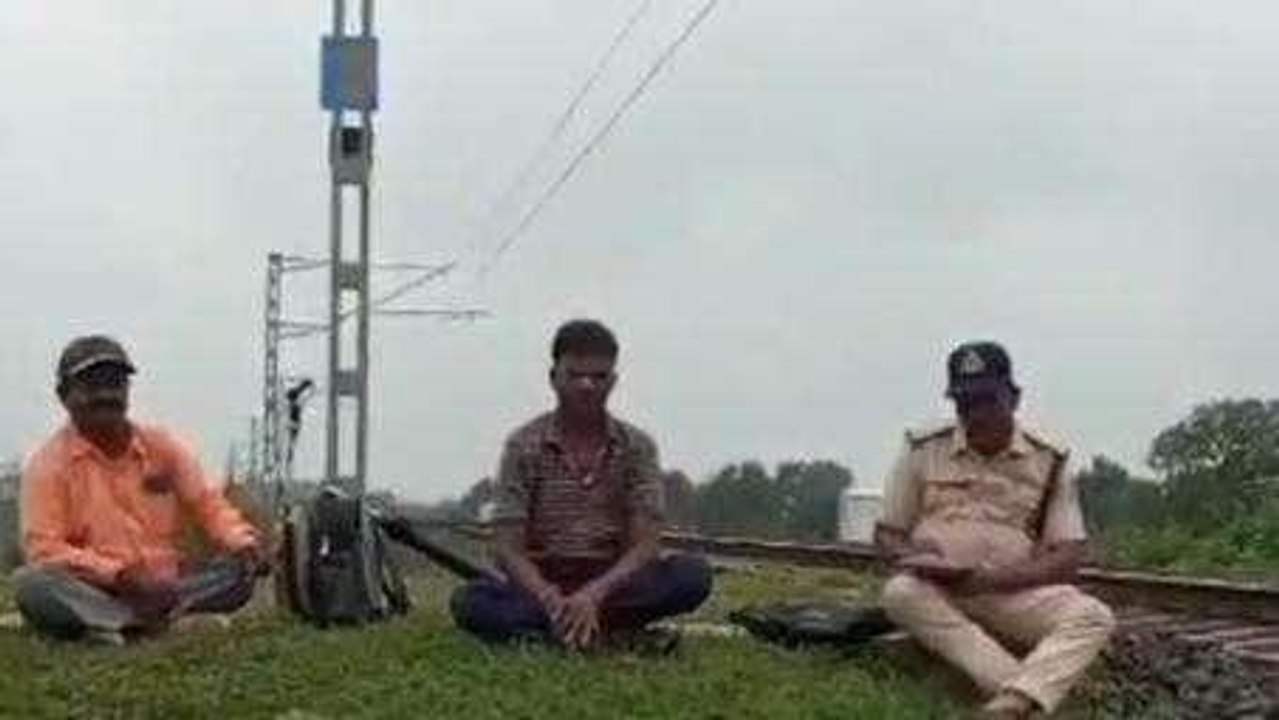 सिवनी: ट्रेन के दरवाजे पर बैठना पड़ा महंगा,पैर फिसला और फिर...