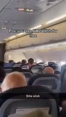 La chanteuse de renommée mondiale Billie Eilish a été repérée sur un vol régulier