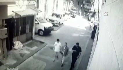 Beyoğlu’nda motosikletli iki uyuşturucu satıcısı yakalandı: Birinin onlarca suç kaydı çıktı