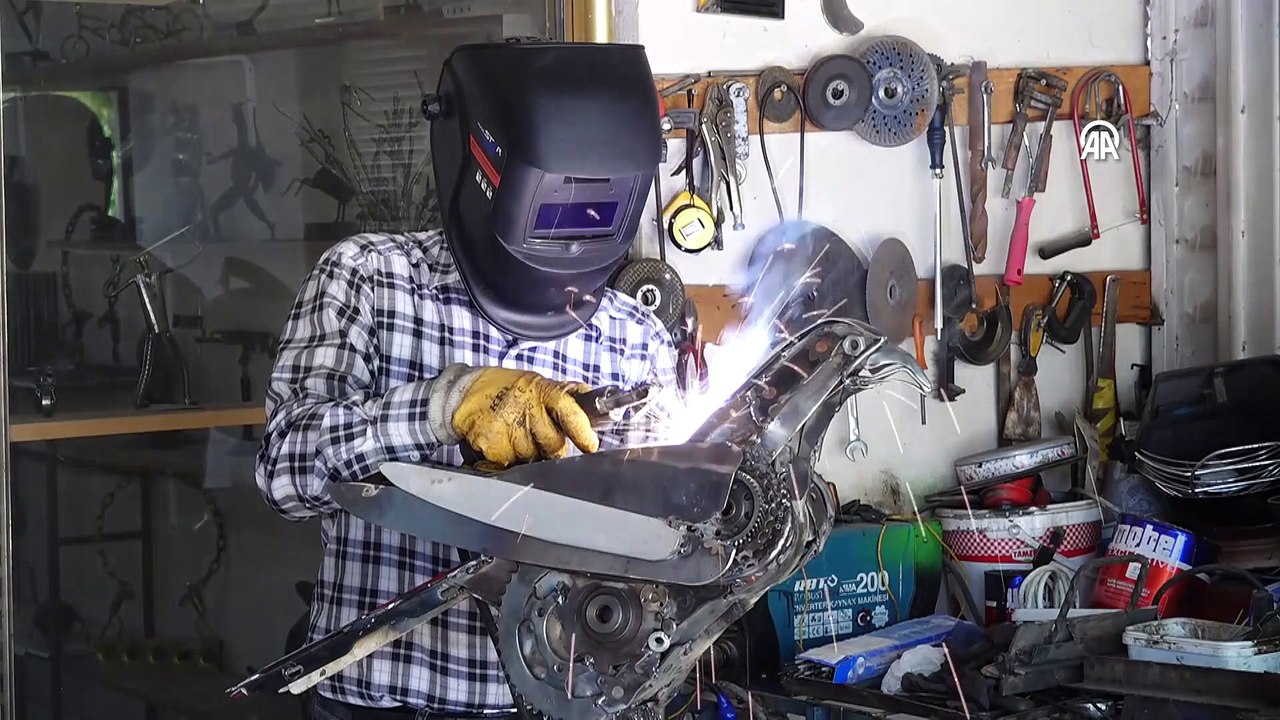 İranlı sanatçı hurdacılardan topladığı demir parçalarıyla heykeller yapıyor