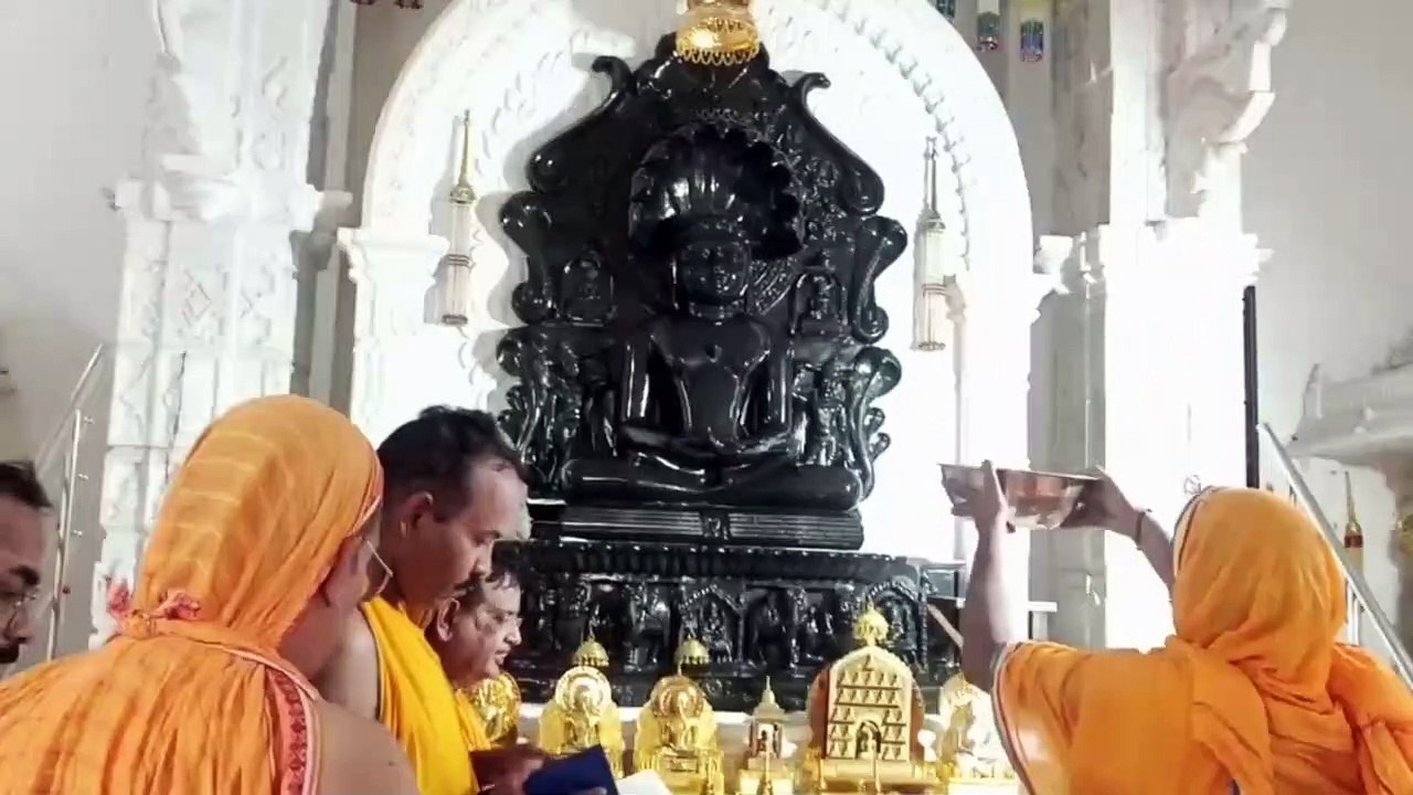 भगवान पार्श्वनाथ के समक्ष चढ़ाया मोक्ष कल्याणक पर निर्वाण लाडू