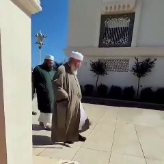 Menzilciler, yeni şeyhin bastığı yere basmak için birbirleriyle yarıştı