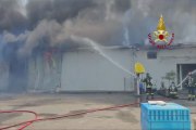 Deposito in fiamme nel crotonese, trenta vigili del fuoco al lavoro - Video