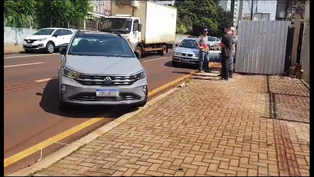 Troca repentina de faixas provoca colisão entre veículos no Centro