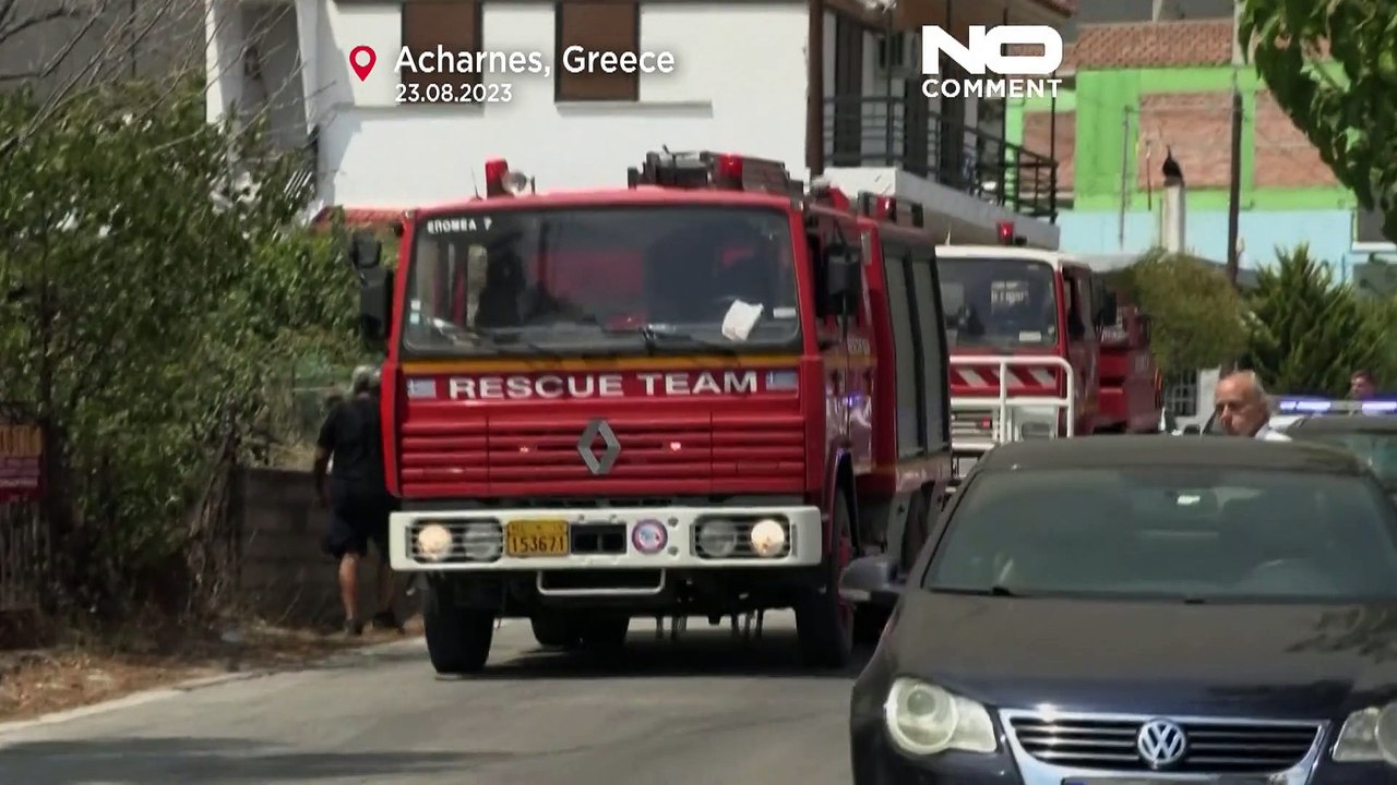 Feuerfront erreicht Kloster Agia Paraskevi nahe des Flughafens Athen