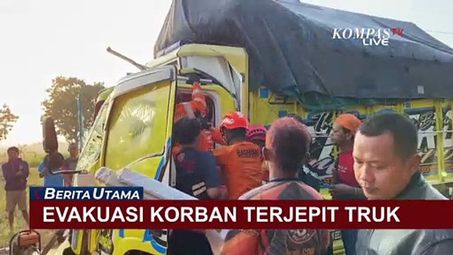 Dua Truk Tabrakan, Kedua Sopir Terjepit Badan Truk