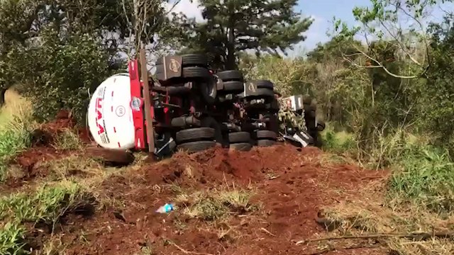 Vítima morre em grave colisão de trânsito entre carro e caminhão na BR-277
