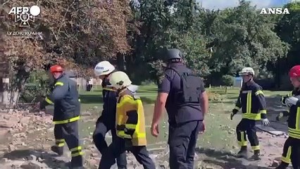 下载视频: Ucraina, drone russo su una scuola nella regione di Sumy: 4 morti