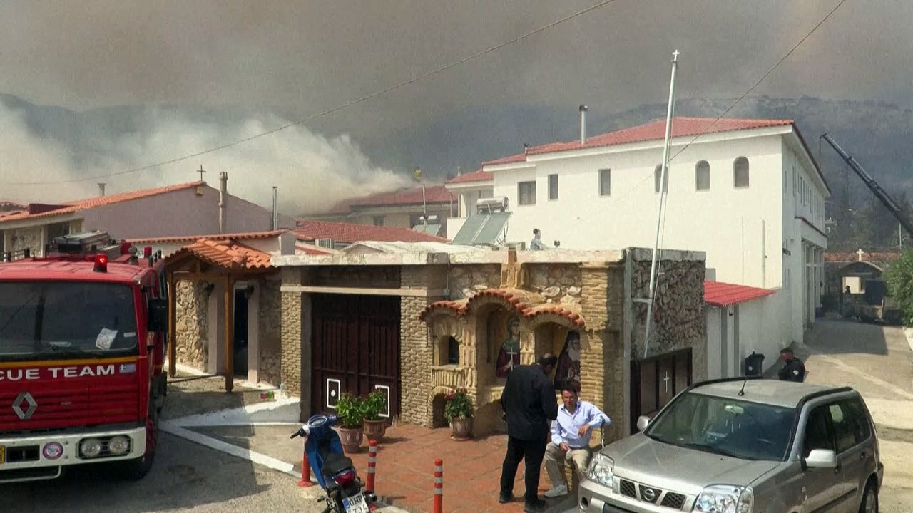 Gèce: pompiers et volontaires luttent pour sauver des flammes un monastère