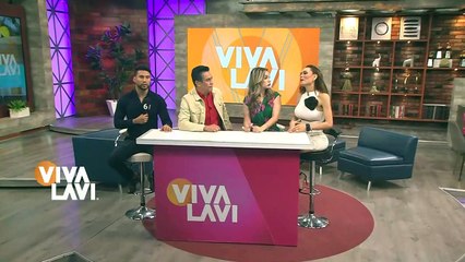 Personas ayudan a perrito a cruzar con bancos en una inundación