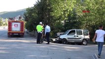 Amasya'da hafif ticari araç kaza yaptı: 2'si ağır 3 yaralı