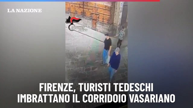 Firenze, turisti tedeschi imbrattano il Corridoio Vasariano