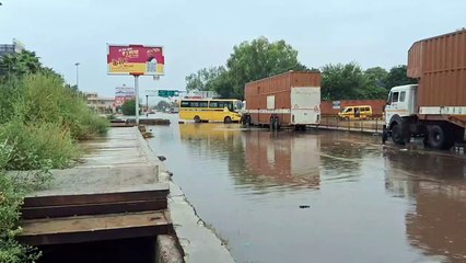 स्कूल में घुसा पानी, करनी पड़ी छुट्टी