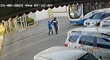 Motorista estaciona ônibus para ajudar deficiente visual a atravessar rua em SC