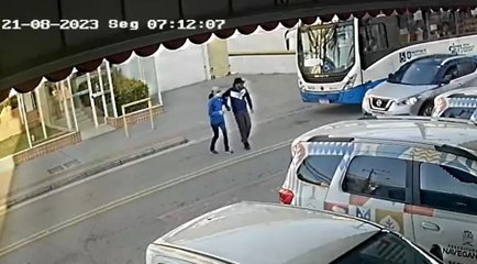 Motorista estaciona ônibus para ajudar deficiente visual a atravessar rua em SC
