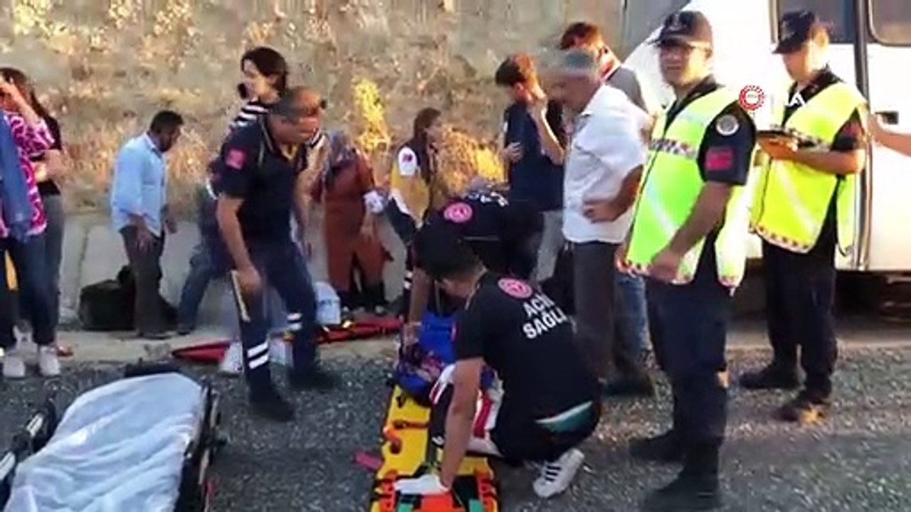 Un midibus avec un pneu crevé est tombé dans le canal d'eau à Elazig, 13 personnes ont été blessées