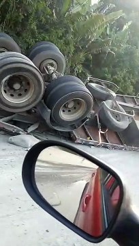 Motorista fica ferido após tombamento de carreta em Atalaia