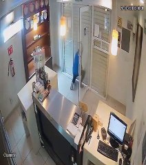 Video: Empleada fue más astuta y encerró al ladrón en una tienda de repostería