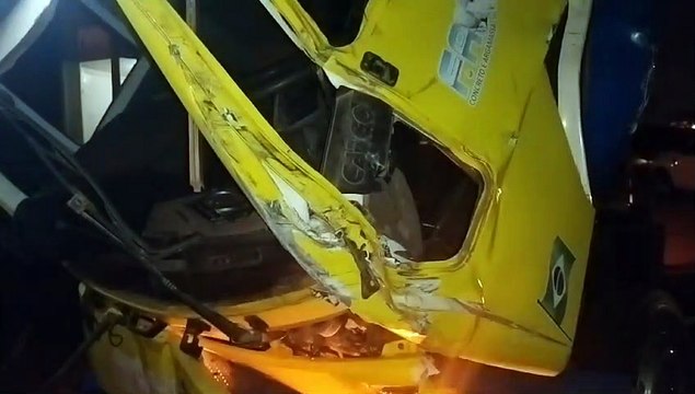 Condutor fica ferido após colisão entre dois caminhões na Estrada Bonfim, em Umuarama