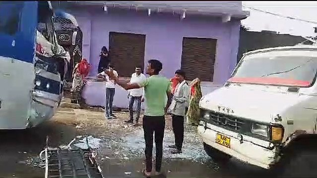 Collision between private bus and mini truck, more than half a dozen passengers injured