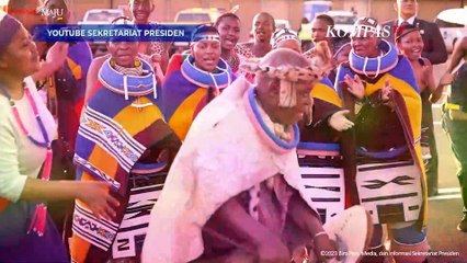 Momen Jokowi Tiba di Afrika Selatan Disambut Tarian Zulu dan Para WNI