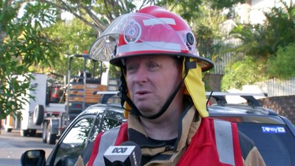 Two houses destroyed in major blaze in Brisbane's inner south, two others damaged