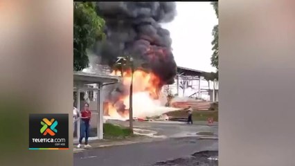 tn7-Quema-de-tarimas-en-empresa-de-pollos-provocó-un-amplio-despliegue-de-bomberos-en-Alajuela-230323-