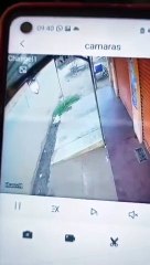 Así un sujeto en moto se robó una olla de un puesto de comida