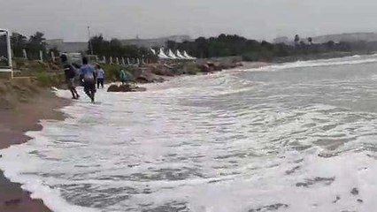 విశాఖ జిల్లా: అల్లకల్లోలంగా తీరం... ముందుకు వచ్చిన సముద్రం