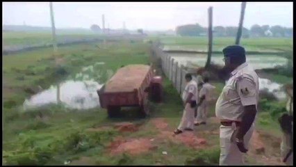गया: अवैध उत्खनन को लेकर पुलिस की कार्रवाई, बालू से लदे दो ट्रैक्टर को किया जब्त