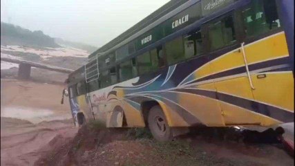 सीधी: बोलेरो को बचाने के चलते खाई में उतरी बस,यात्रियों में मची चीख पुकार