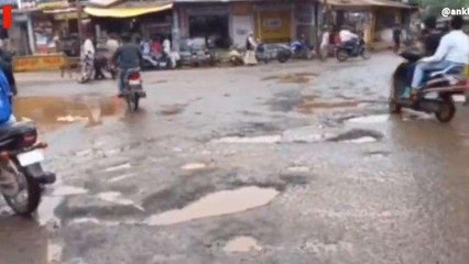 शिवपुरी: अस्पताल चौराहा रोड पर हुए बड़े-बड़े गड्ढे, लोग हो रहे हादसे का शिकार