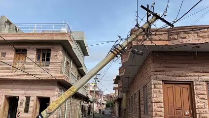 बिजली पोल को ट्रक ने मारी टक्कर, घर के छज्जे पर जाकर गिरा
