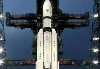 चंद्रयान-3 की सफल लैंडिंग से जश्न का माहौल ,चंद्रयान की सफल लैंडिंग देखते छात्र व अध्यापक