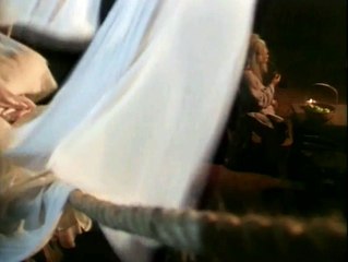 The Return of the Condor Heroes 95 in slow motion 神鵰俠侶 李若彤版 小龍女在繩子上安然入睡  Little Dragon Girl Xiaolongnü sleeps peacefully on the rope