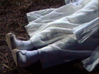 The Return of the Condor Heroes 95 in slow motion 神鵰俠侶 李若彤版 小龍女躺在地上 彷彿睡著了  Little dragon girl is lying on the ground as if she is asleep