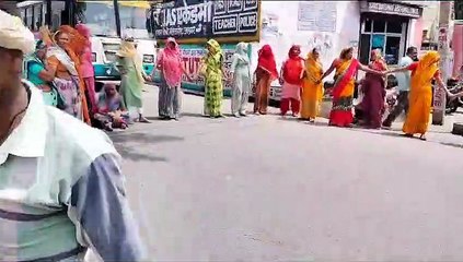 ऐसा क्या हुआ जो महिलाओं ने बसों के चक्के जाम कर दिए...देखें वीडियो