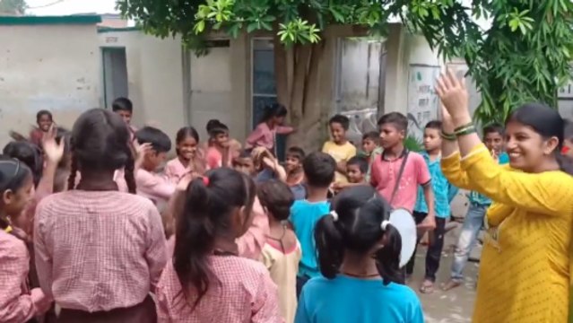 जैसे ही चंद्रयान-3 चांद पर उतरा, बैंड बजाकर डांस करने लगे ये छोटे-छोटे स्कूली बच्चे