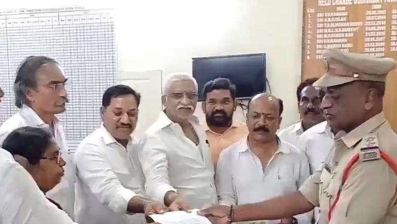 కృష్ణా: కొడాలి, వల్లభనేనిలను చంపుతామంటూ బెదిరింపులు... నారా లోకేష్ పై ఫిర్యాదు