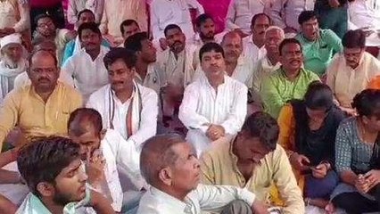 दतिया: प्रदेश सरकार के खिलाफ कांग्रेस ने खोला मोर्चा,धरने पर बैठे कार्यकर्ता
