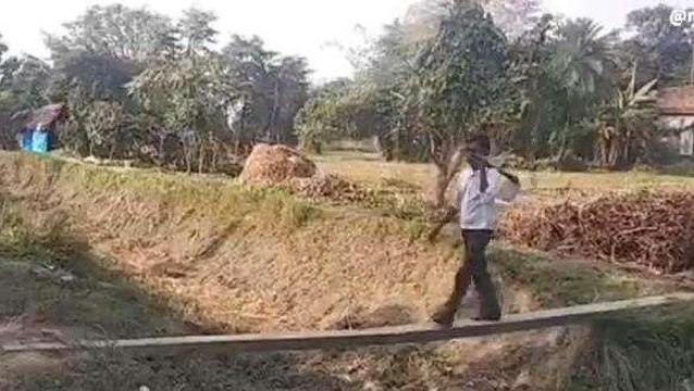 कुशीनगर: विद्युत पोल के सहारे जान जोखिम में डालकर पुलिया पार कर रहे ग्रामीण