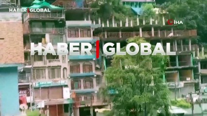 Toprak kayması binaları yerle bir etti, o anlar anbean kameraya yansıdı!