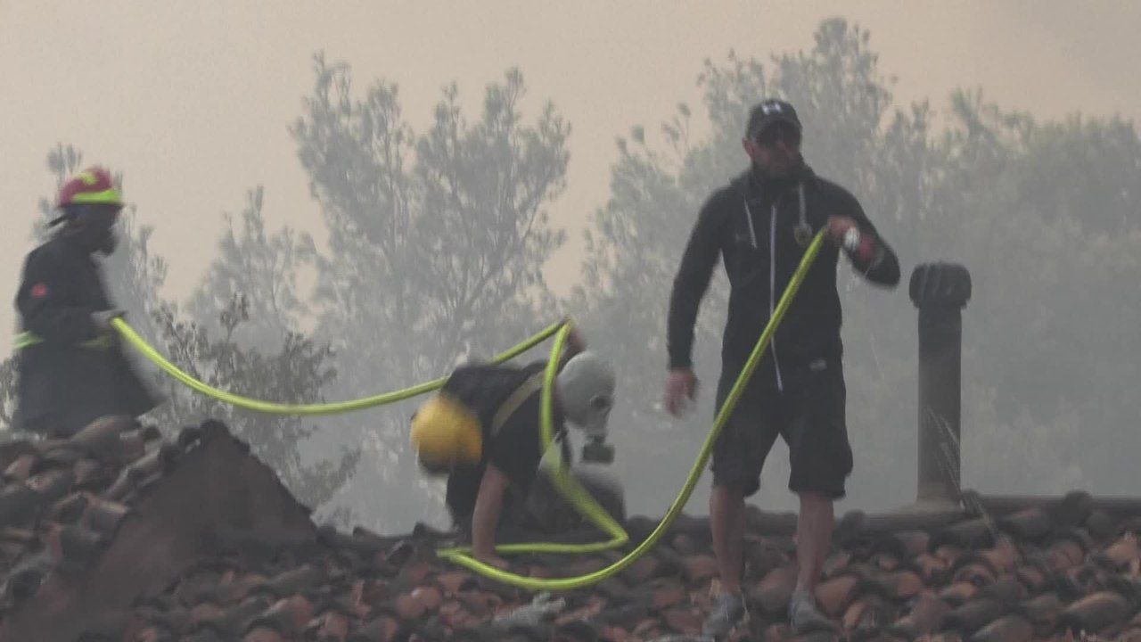 Grèce: pompiers et volontaires luttent pour sauver des flammes un monastère
