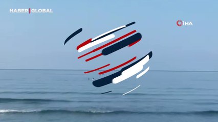 Hatay’da muhteşem anlar: Vatandaşlar yunuslarla birlikte yüzdü