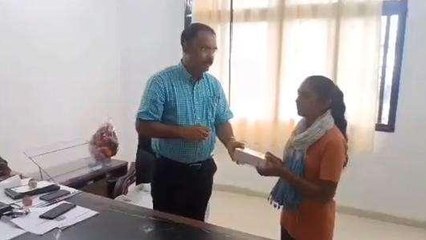 रीवा: छात्र की पढ़ाई में अब नहीं आएगी रुकावट, कलेक्टर ने किया मोबाइल गिफ्ट