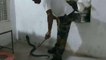 कोटा: घर के अंदर घुस आया कोबरा सांप देखकर लोगों के उड़ गए होश, देखिए वीडियो