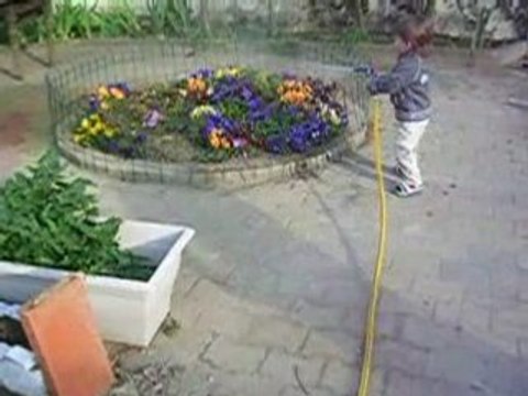 J'arrose les fleurs